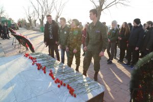 Астраханские поисковики приняли участие в возложении венков и живых цветов к Братским могилам